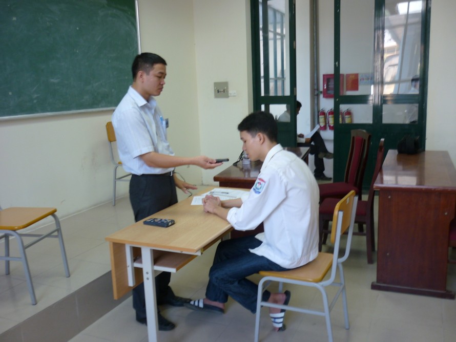 Thí sinh Hoàng Minh Quang đang làm bài thi qua máy ghi âm