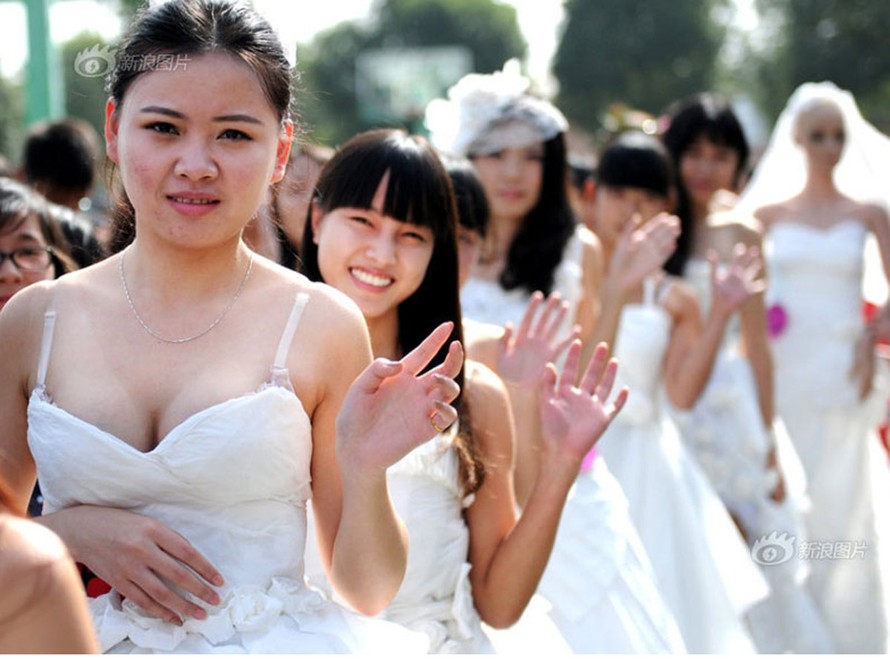 Nữ sinh duyên dáng với váy cưới làm từ… giấy vệ sinh