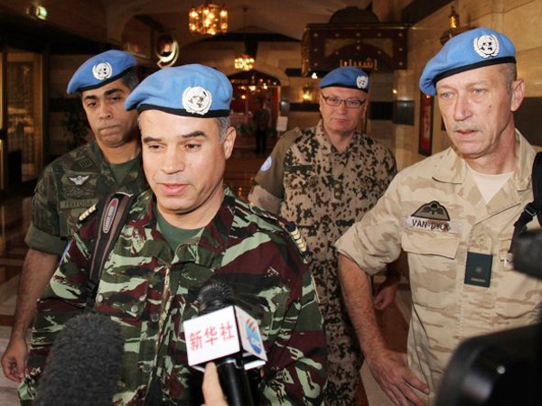 Đại tá Ahmed Himmiche (hàng đầu, trái) dẫn đầu đoàn quan sát viên tới Syria Ảnh: AP