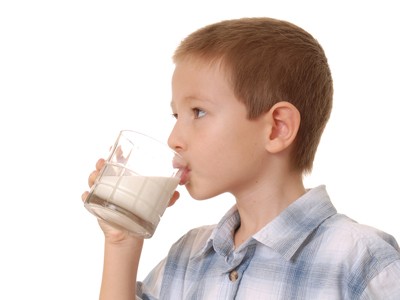 Trẻ uống nhiều sữa có lợi khi già