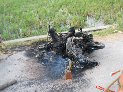 Nghệ An: Một thanh niên bị đốt thành than cùng xe máy