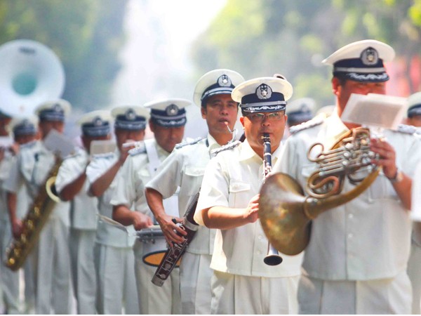 Cận cảnh đoàn quân nhạc diễu hành quanh hồ Gươm