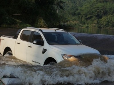 Lái xe đường ngập nước: Đề phòng thủy kích
