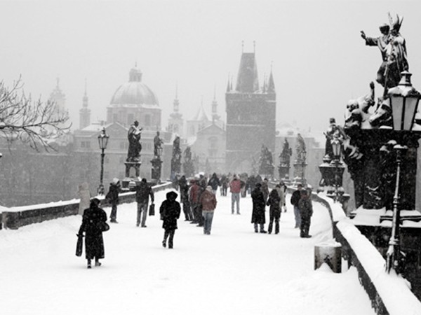 Cầu Charles ở Prague chìm trong tuyết dày