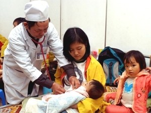 Chăm sóc, điều trị cho trẻ em tại khoa nhi Bệnh viện đa khoa tỉnh Vĩnh Phúc. (Ảnh: Hữu Oai/TTXVN)