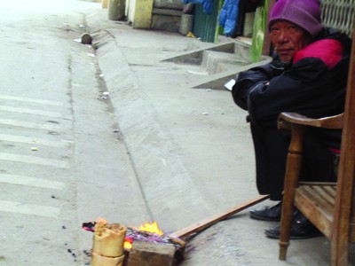 Người dân sưởi ấm bằng củi trên phố Chùa Bộc (Hà Nội)
