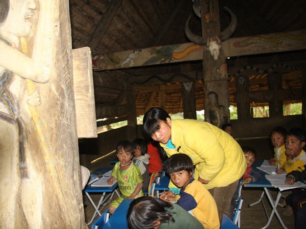 Cô giáo A Vô Thị Ngôn và lớp học trong nhà Gươl ở thôn Chà Nốc