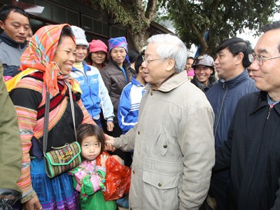 Tổng Bí thư Nguyễn Phú Trọng thăm hỏi nhân dân xã Bản Lầu, huyện Mường Khương, Lào Cai Ảnh: TTXVN