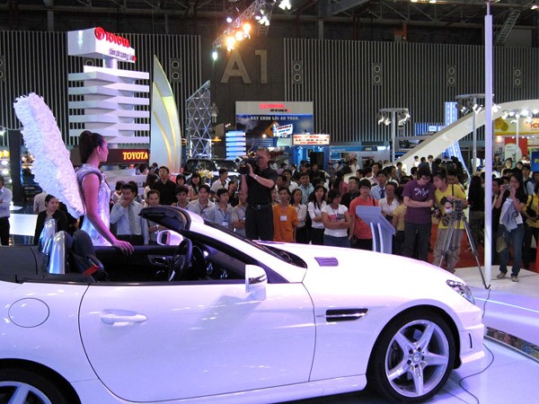 Auto show 2011, xem là chính. Ảnh: Hữu Vinh