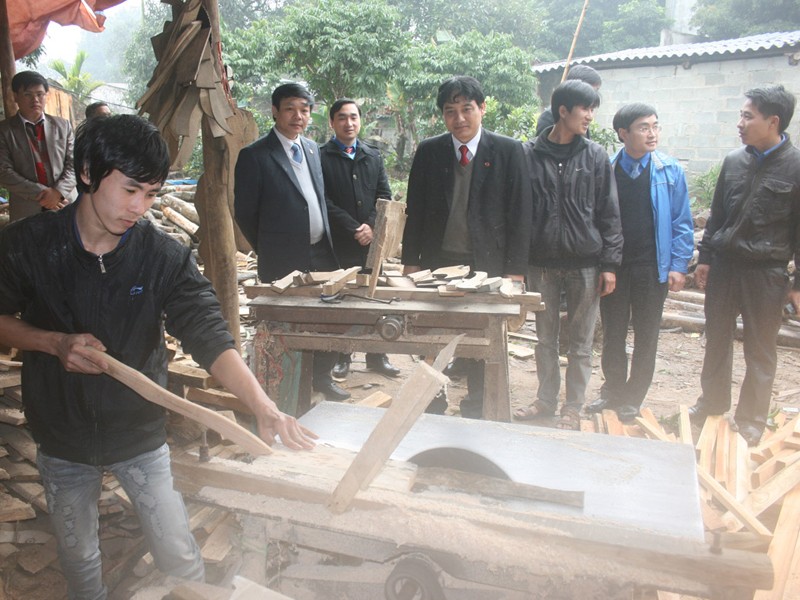 Anh Nguyễn Đắc Vinh (thứ 4 từ phải sang) thăm mô hình thanh niên phát triển kinh tế tại Hòa Bình. Ảnh: Phương Hiếu