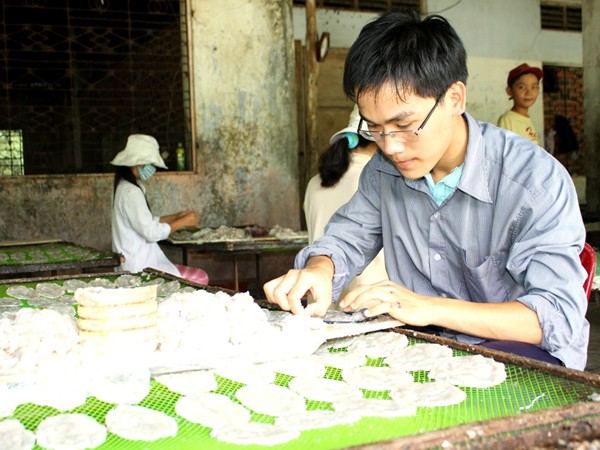 Nguyễn Tấn Phong làm thêm ở xưởng cá với hy vọng kiếm đủ tiền nhập học
