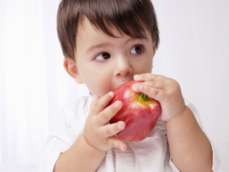 Ăn táo giúp trẻ thông minh