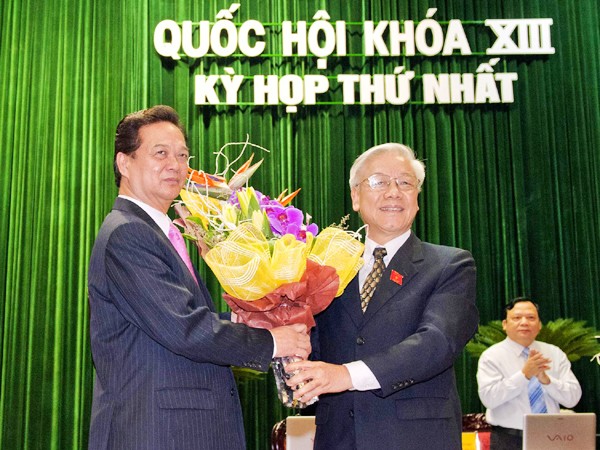 Tổng Bí thư Nguyễn Phú Trọng tặng hoa chúc mừng Thủ tướng Nguyễn Tấn Dũng tái đắc cử