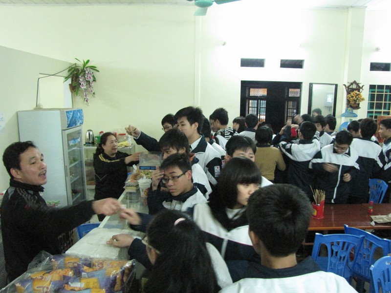 Học sinh trường THPT Quang Trung mua đồ ăn chống đói tại căng tin của trường Ảnh: Trường Phong