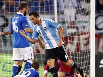 Không Messi, Argentina vẫn thắng Italia