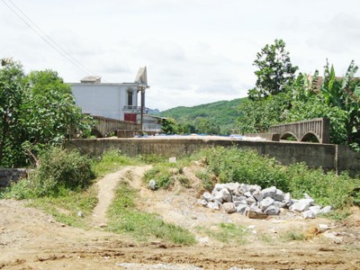 Đầu tư tràn lan rồi để phơi mưa nắng, làm lãng phí và thất thoát tiền của Nhà nước (một công trình xây dựng cầu ở thị trấn Quy Đạt)