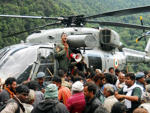 Một trực thăng cứu hộ giải cứu những người hành hương bị mắc kẹt vì mưa lũ ở Kedarnath, Uttarakhand hôm 24/6