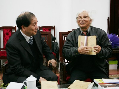 Nhà văn Nguyễn Đắc Xuân (phải) đang giới thiệu sách