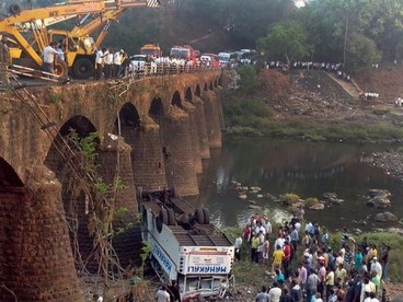 Ấn Độ: Tai nạn xe bus, 37 người thiệt mạng