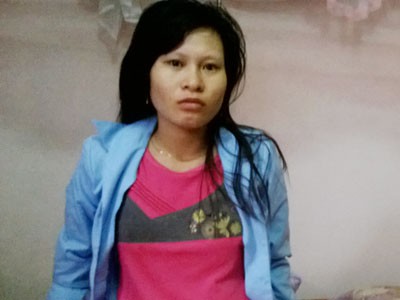 Chị Bùi Thị Thoan vô cùng đau xót khi đứa con mình mang nặng 6 tháng bỗng nhiên tử vong sau khi tiêm thuốc
