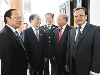 Chủ tịch Quốc hội Nguyễn Sinh Hùng (bìa trái) và các đại biểu tại hành lang Quốc hội Ảnh: Hồng Vĩnh
