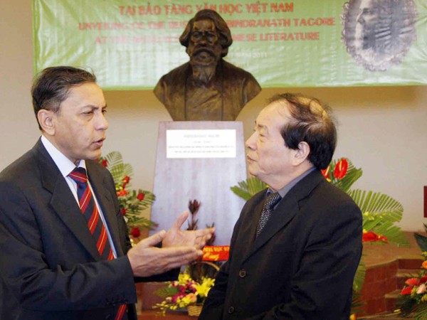 Chủ tịch Hội Nhà văn Việt Nam Hữu Thỉnh và một vị khách Ấn Độ tước tượng Tagore