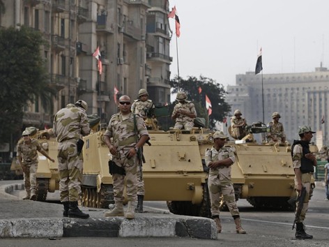 Ai Cập: Giết chóc đẫm máu, đối mặt cấm vận