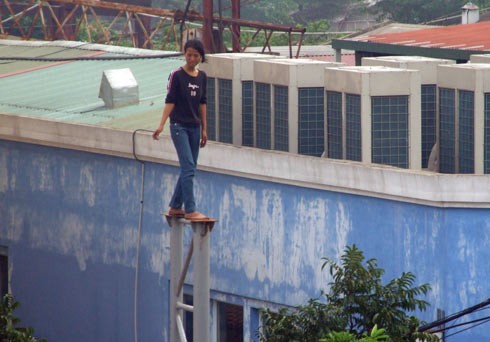 Một phụ nữ đứng trên cột cao 6 mét dọa tự tử