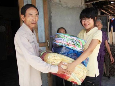 Trưởng nhóm Lan Anh trao quà cho người nghèo