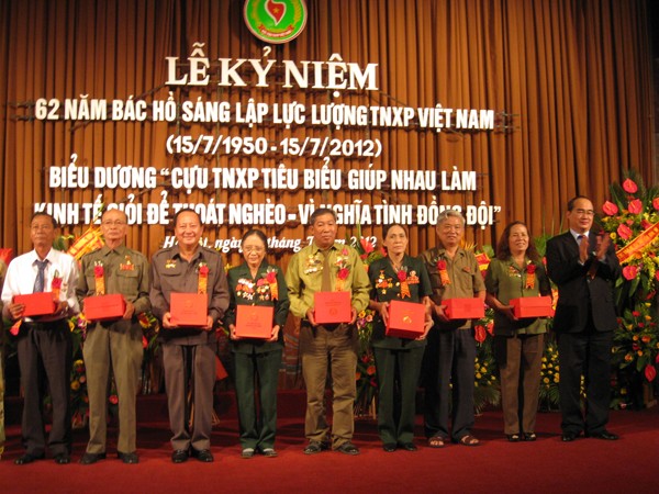 Phó Thủ tướng Nguyễn Thiện Nhân (ngoài cùng bên phải) trao quà cho cựu TNXP tiêu biểu