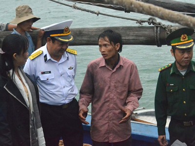 Thuyền trưởng Phan Ngọc Nguyên kể với BĐBP về những giờ phút tuyệt vọng trên con tàu sắp chìm Ảnh: Việt Hương
