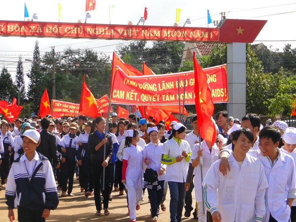 Thanh niên diễu hành tuyên truyền phòng chống HIV/AIDS tại Đắk Lắk. Ảnh: Lê Kiến