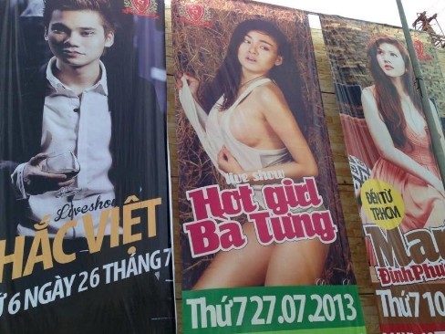 Poster quảng cáo đêm nhạc có "Bà Tưng" ở Hà Nội
