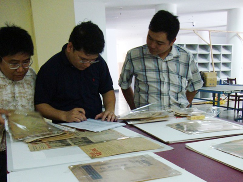 BTC dựng khung các tờ báo được trưng bày tại Thư viện Hà Nội sáng 13-6