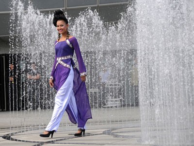 Mỹ nữ Việt mặc áo dài 'đổ bộ' kinh đô thời trang