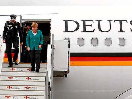 Mặc đồ lót quậy phá trong máy bay của Thủ tướng Đức