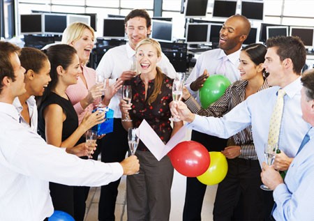 10 điều không nên khi tham gia bữa tiệc công sở