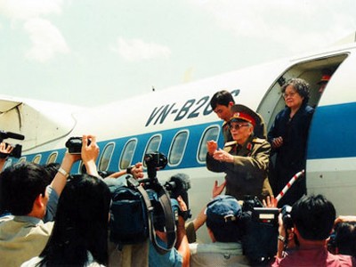 Đại tướng Võ Nguyên Giáp thăm Điện Biên, 2004 Ảnh: Trần Hồng