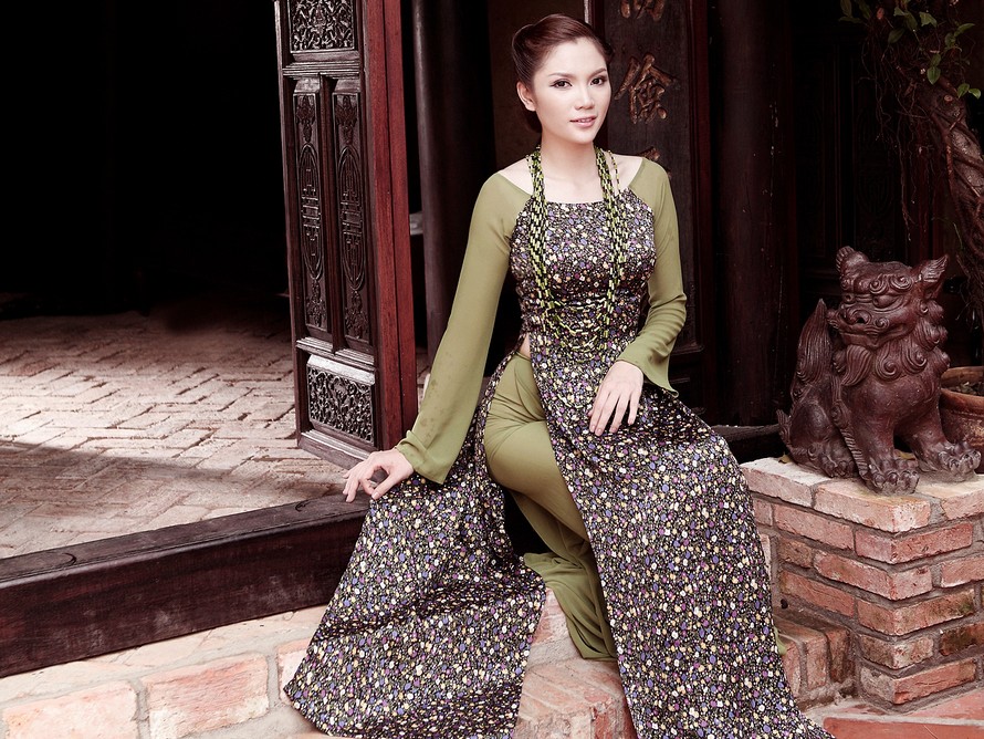 Lâm Na Anh khoe nữ tính qua áo dài Việt