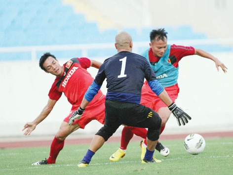 Bóng đá Việt Nam 'rớt hạng' ở khu vực