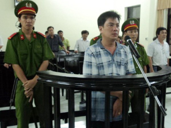 Anh Lý Quốc Nghiệp (giữa) và ông Tài (áo trắng, bên phải) tại phiên tòa sơ thẩm ngày 3-10-2011 Ảnh: Sáu Nghệ
