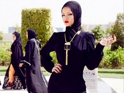 Rihanna bị ‘tống cổ’ khỏi thánh đường vì ưỡn ẹo tạo dáng