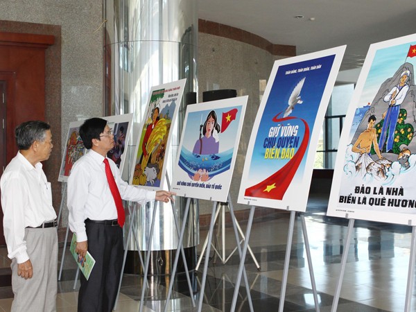 Người dân Quảng Trị xem tranh cổ động về biển đảo Ảnh: ttxvn