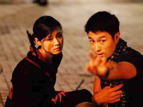 Johnny Trí Nguyễn khổ luyện cùng diễn viên. Ảnh: NVCC