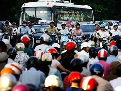 Sau quy định mũ bảo hiểm, Bộ GTVT dự kiến đưa quy định cấm xe máy ở những thành phố lớn Ảnh: Hồng Vĩnh