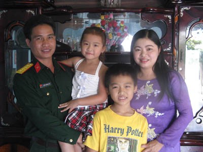 Gia đình đồng chí Trần Quang Huy và cô giáo Nguyễn Thị Thảo