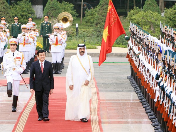 Chủ tịch nước Trương Tấn Sang và Quốc vương Hamad Bin Khalifa Al Thani duyệt đội danh dự tại Lễ đón. Ảnh: TTXVN