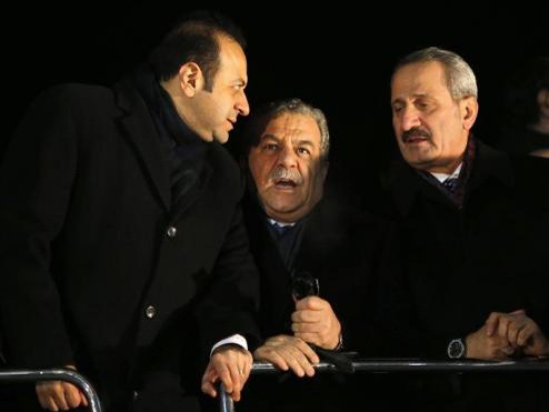 Bộ trưởng Nội vụ Muammer Guler (ở giữa) và Bộ trưởng Kinh tế Zafer Caglayan (bên phải)