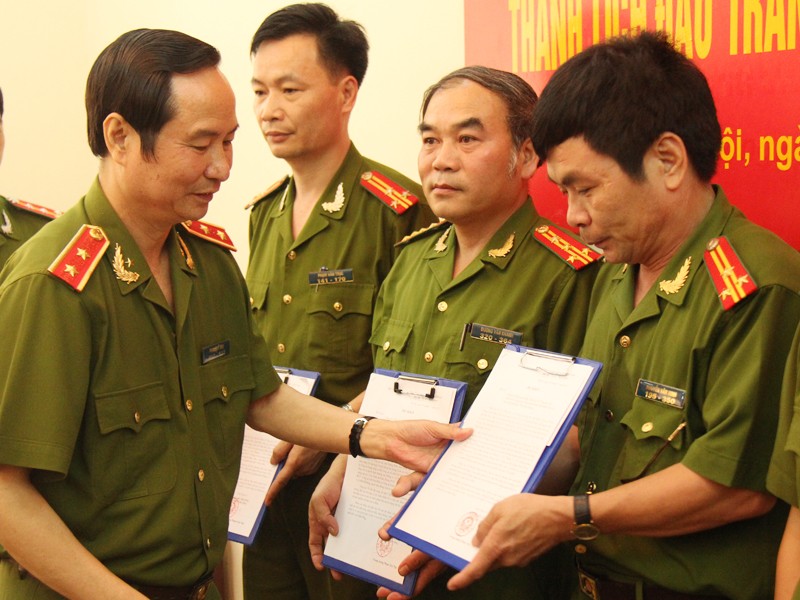 Trung tướng Phạm Quý Ngọ trao tặng bằng khen cho các đơn vị xuất sắc tham gia phá đường dây ma tuý xuyên quốc gia lớn thứ hai từ trước tới nay