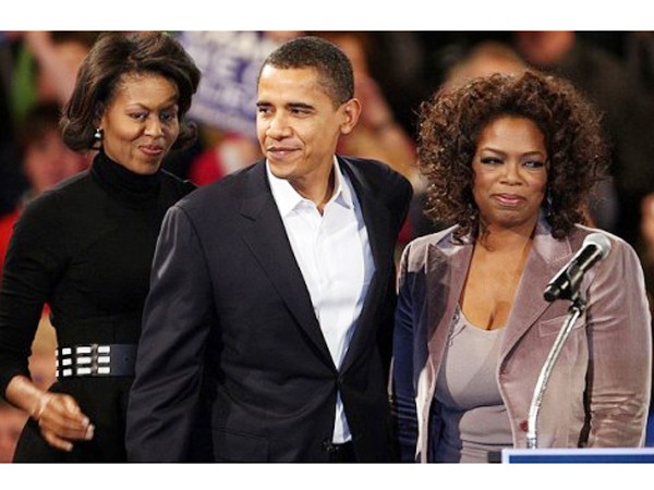 Vợ chồng ông Obama và nữ hoàng truyền thông Oprah Winfrey (phải), từng là bạn thân trong chiến dịch tranh cử năm 2008 - Ảnh: Reuters